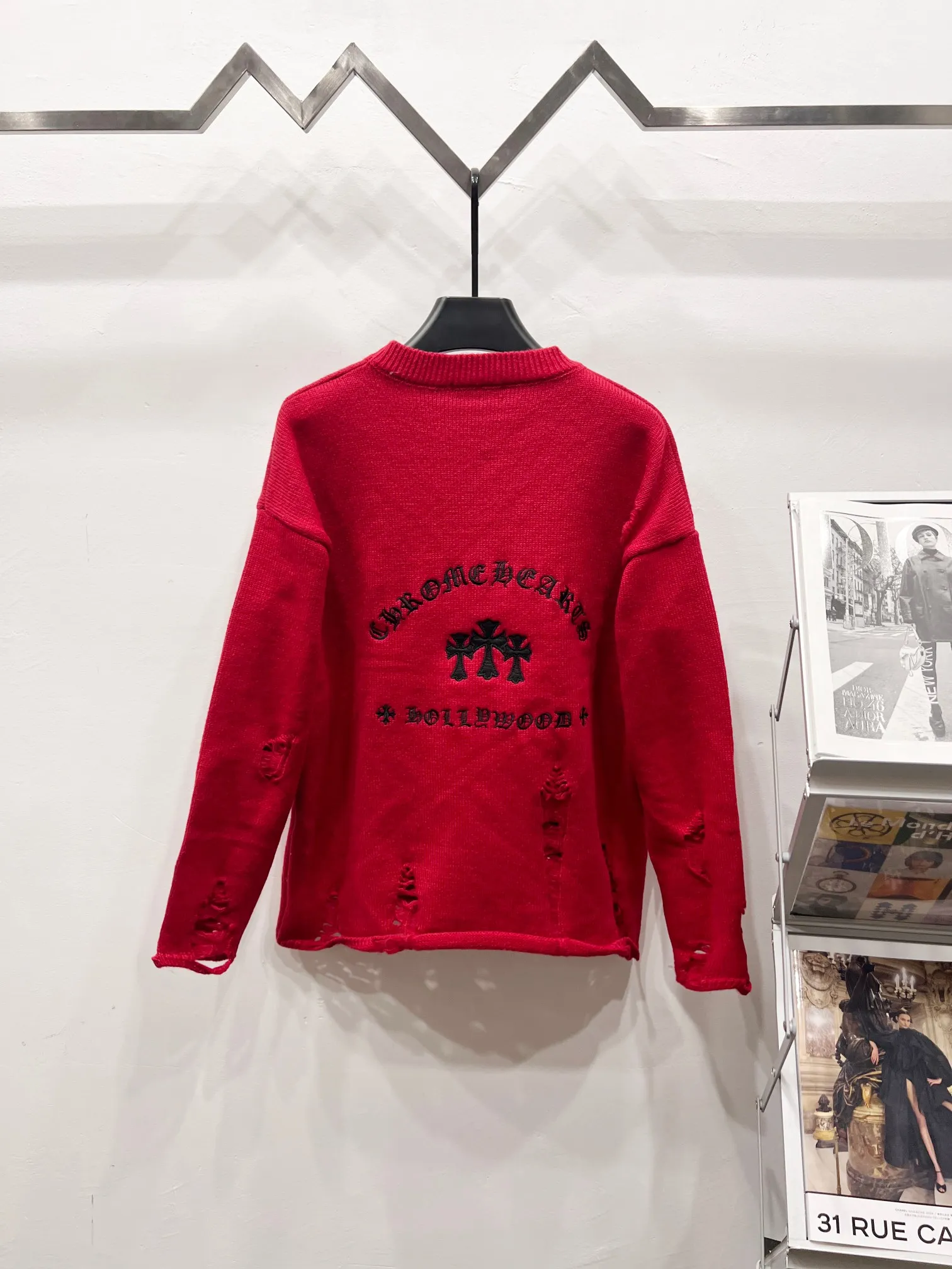P240 High quality, model number: (Q060) Chrome Hearts CH Chrome Hearts patchwork cross hole knitted sweater pullover. The popular style is the same for men and women. It is matched with black and white. It looks good in real life. It looks good in daily wear. It is even more photogenic. It’s hard not to buy it. Buy it for me!!! Believe me, no one can refuse such a long Chrome Hearts jacket. It has expanded the version based on the old version and has a loose and stylish upper body. Casual design with an expanded hem. Fat people are extremely slim. Thin people have a limited height. Ten thousand yuan ZP printing. 1:1 perfect restoration. Looks good when worn alone. Can be easily controlled by both men and women. If you care more about quality, you must also respect the price. It is completely different from the thin transparent bottoms on the market that pill when worn. If the style makes you shine at a glance, then quality is what you should pay more attention to. We focus on quality rather than price. Customers who have received my products all know it. ️️️ Sweaters on the market are generally made of bract core yarn. We use modal. The advantages over core-spun yarn are very intuitive: high cost, high price, high density, relatively expensive for developers, and let us make a lot less money. In addition, it is delicate, has no scum on the upper body, resists pilling, and is high-end. We are conscientious sellers and do not use core-spun yarn. Apart from being cheap, core-spun yarn is really useless. It shrinks, pills, hooks, and makes people pierced. He is proficient in everything. It is 2024. Who doesn’t want to look decent when they go out? Quality determines the upper body effect. No matter how bad the quality, the best style is still the temperament of the urban-rural fringe. We only do long-term business. Quality determines character. Take it back and wear it with confidence and wash it. The quality of the pattern will definitely make your eyes shine. We only make the right version of high quality. We make high-end hard goods. Reject junk goods and reject fast food. Conscientious quality and conscientious price. You deserve it!  Color: Black White Gray Red Size: S M L